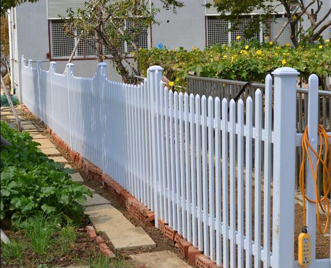  大连围栏   大连锌钢护栏   大连PVC护栏